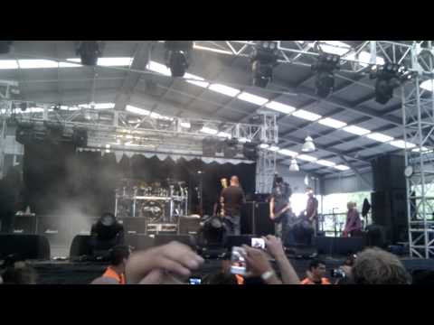 Staind outside Soundwave with Fred durst