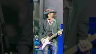 Joe Perry Kills Every Riff He Plays @HollywoodVampires  #concerts #johnnydepp #joeperry