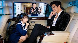 Para escapar de su familia, se sube al coche de un CEO estricto. Él ama su pureza y la mima.