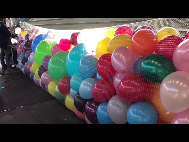 Vídeo relacionado con Red de caída de globos reutilizable de 8 x 3 pies para liberación de techo, bolsa de transporte de globos para 100 globos, bodas, cumpleaños, decoraciones de graduación, baby shower, fiesta de Año