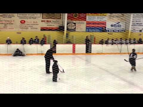 Espectacular tiro de Hockey de pequeño niño