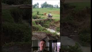 Download lagu 'Aksi Nekat Lewati Jembatan Kayu Berujung Nyebur Bareng Motor' #funny #shortviral #shortvideo mp3