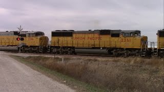 preview picture of video 'Four triclopses lead Union Pacific Spine Line train, Nevada, Iowa!'
