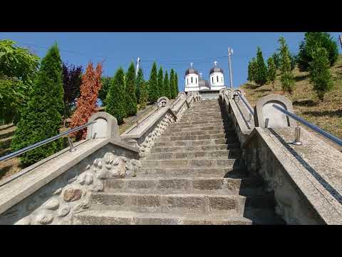 Pe #scările de la #Biserica din #Zid #Novaci #Romania