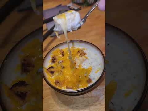 10 de novembro de 2023: Sopa do Dia - Bacon Cremoso de Batata com Cheddar Bruleed Flutuando em Croutons