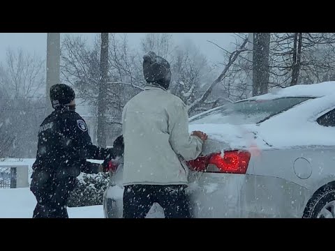 North Little Rock, Ark., police help motorist in winter storm