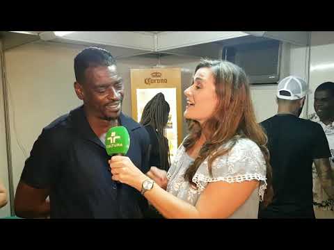 Seu Jorge dá show de simpatia em Noronha