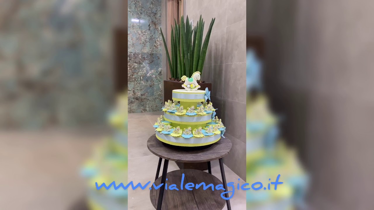 Bomboniera Nascita e Battesimo con Astuccio Porta Confetti a Torta con portachiavi cavallo a dondolo