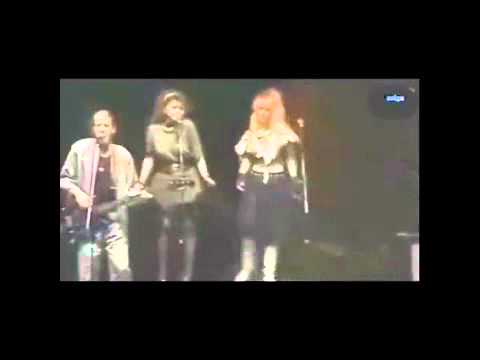 Neoton Familia Esik, esik