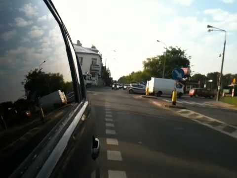 Miśkowóz zatrzymał się na środku ronda