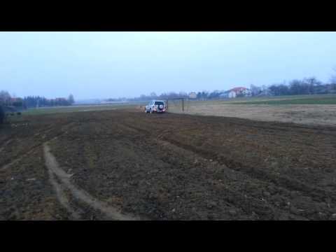 Szwagier uprawia pole SUWem Forfiter w Suzuki GV