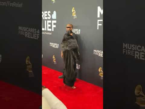 Kanye West took his wife in a revealing outfit to the Grammys. 💥 #kanyewest #grammy2025