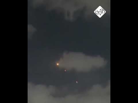 فيديو | مشاهد مباشرة.. دفعة صواريخ إيرانية جديدة تضرب تل أبيب