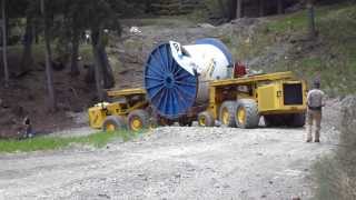 preview picture of video 'Transport du câble du funitel de la Plaine-Morte - Crans-Montana (2ème bobine)'