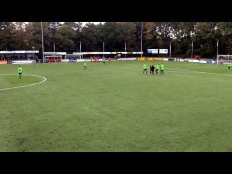 Jordi van Ammers scoort 3-1 tegen Kennemers en loopt naar Cor Buysman om het te vieren met zijn pet.