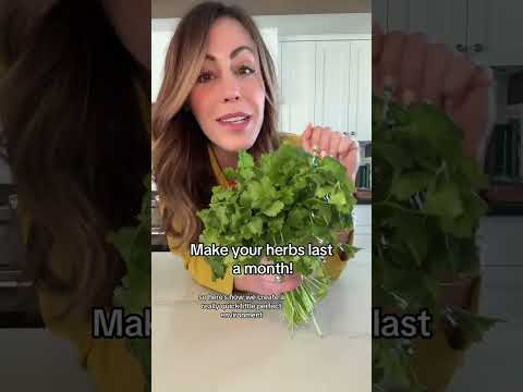 Food storage hack 🌿 This works best with leafy herbs 😊