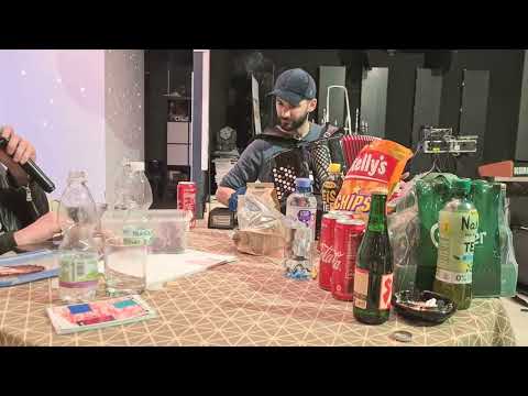 U gomili bučnoj, stajala je nema..