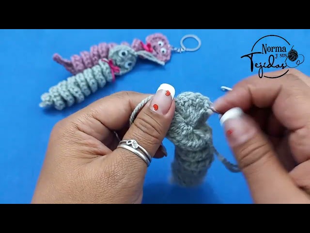 Vídeo relacionado con Adorable llavero de felpa naranja mandarina, con compartimento oculto para anillos, diseño pelable, llavero de felpa naranja con gusano