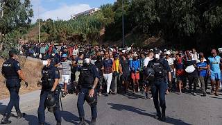 España traslada a centenares de migrantes de la playa de Ceuta a centros de acogida temporales