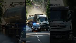 Download lagu VIRAL! Aksi Berani Polisi Hadang Truk Galon Air Rem Blong #shorts mp3