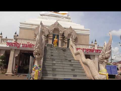 Templo Phra That Nong Khai nas margens do rio com vista para o Laos.