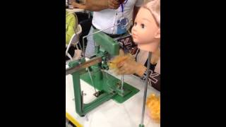 Машина для вшивания волос в кукольную головку video
