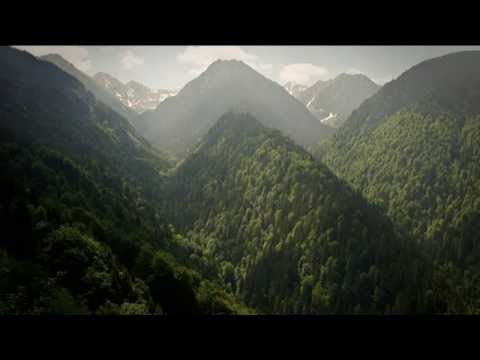 Áll a hadihajó a tengernek közepén