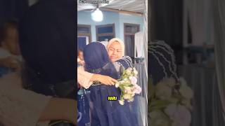 Download lagu Instead of Throwing the Bouquet, the Bride and Groom Looked for This One Person mp3