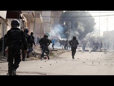 إثر انتحار الصحفي زُرقي.. إصابات واعتقالات في صفوف متظاهرين في تونس …