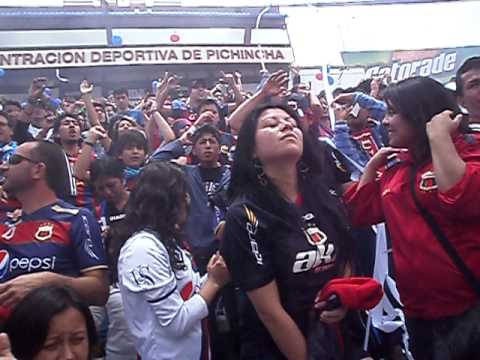 "Mafia Azul Grana alentando AKD vs Ligays" Barra: Mafia Azul Grana • Club: Deportivo Quito