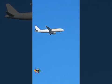 Airbus A320 - 232 operado por Flybondi aterrizando en el aeropuerto de Ezeiza Argentina 🇦🇷🛬