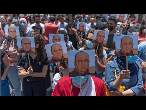 شاهد تشييع حاشد للناشط الفلسطيني نزار بنات وسط مظاهرات ضد محمود عباس…