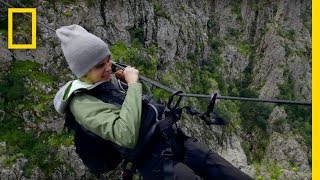 <span class='sharedVideoEp'>003</span> Cara Delevingne憑一己之力橫越峽谷 Cara Delevingne Pulls Herself Across a Canyon