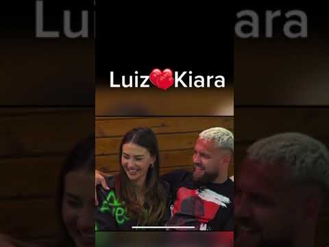 Luizi imiton disa prej këngëtarëve të njohur dhe bën kiaren te qeshë ,😆😆...