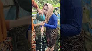 Download lagu Village girl bathing #jampangturunankidul #rice field #village girl mp3