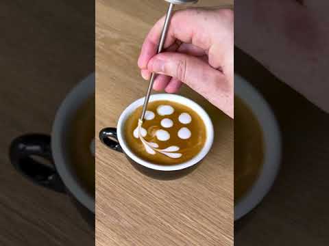 Coffee art: let’s make chasing hearts #goldenbrowncoffee #coffee #coffeeart #latteart #barista #easy