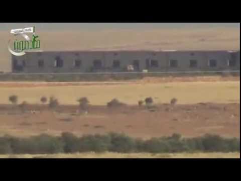 رصد لحظة هروب عناصر قوات النظام أثناء اقتحام منطقة المداجن قرب بلدة بري شرقي في ريف حماة ضمن مجريات معركة قادمون