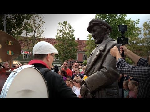 Canti partigiani. Omaggio a Ljubo Cupic. Central square in Niksic. One man band.