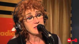 Fiorella Mannoia  canta Senza &#39;e te, omaggio a Pino Daniele