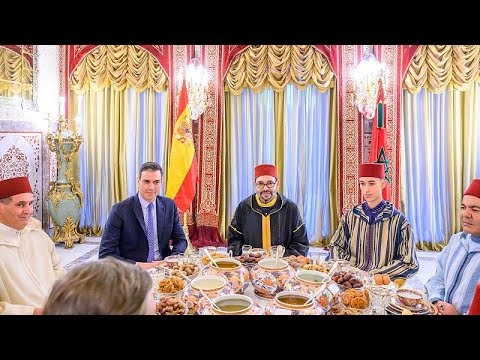 شاهد العاهل المغربي الملك محمد السادس يستضيف رئيس الوزراء الإسباني على مائدة إفطار رمضان…