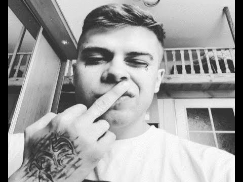 ✅  Pod domem rapera Kaczora zebrała się ekipa z maczetami. Wyszła jego mama i pogoniła wszystkich