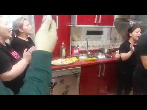 Familia del hermano Kilino cantando con su compañera Rociito