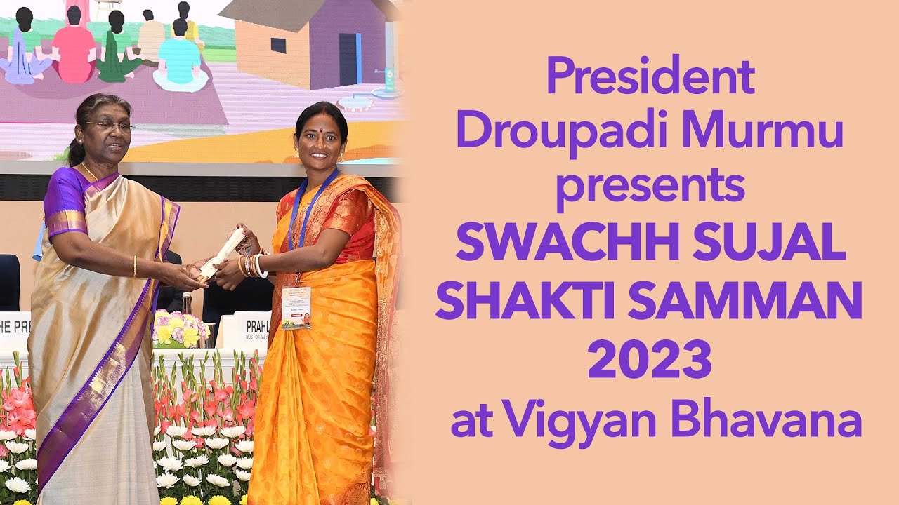President Droupadi Murmu presents the Swachh Sujal Shakti Samman 2023 at Vigyan Bhavan