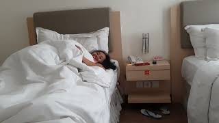 Download lagu Ranjang dua antri tidurnya karena keluarga bertiga papa mama dan putrinya mp3