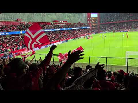 "Y asi se dio mi mas grande ilusión poder verte campeon en el mismo lugar " Barra: La Perra Brava &bull; Club: Toluca