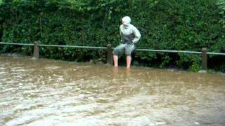 preview picture of video 'Colwall Flood 2007 on Walwyn Rd.MOV'