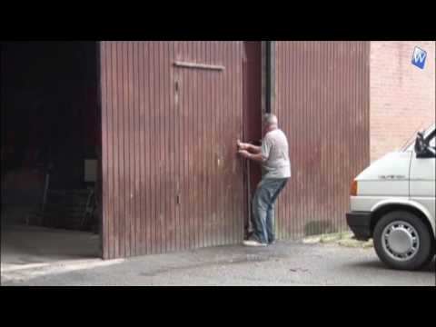 Man bouwt vliegtuig in zijn achtertuin