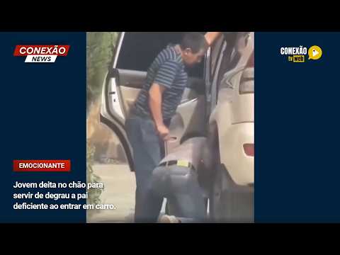 Vídeo: Jovem deita no chão para servir de degrau a pai deficiente ao entrar em carro.