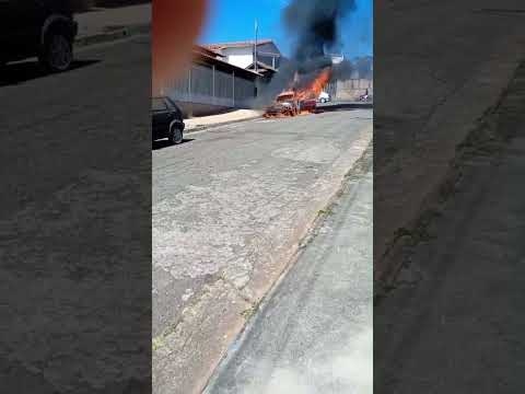 Volkswagen Gol é destruído por incêndio no Jardim Tropical, em Alfenas-MG!