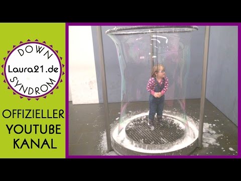 Mathematikum Gießen:  Laura in der Riesenseifenhaut